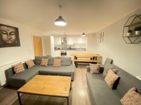 3 Bedrooms doubles or singles, 2 PARKING SPACES! WIFI & Smart TV's, Balcony